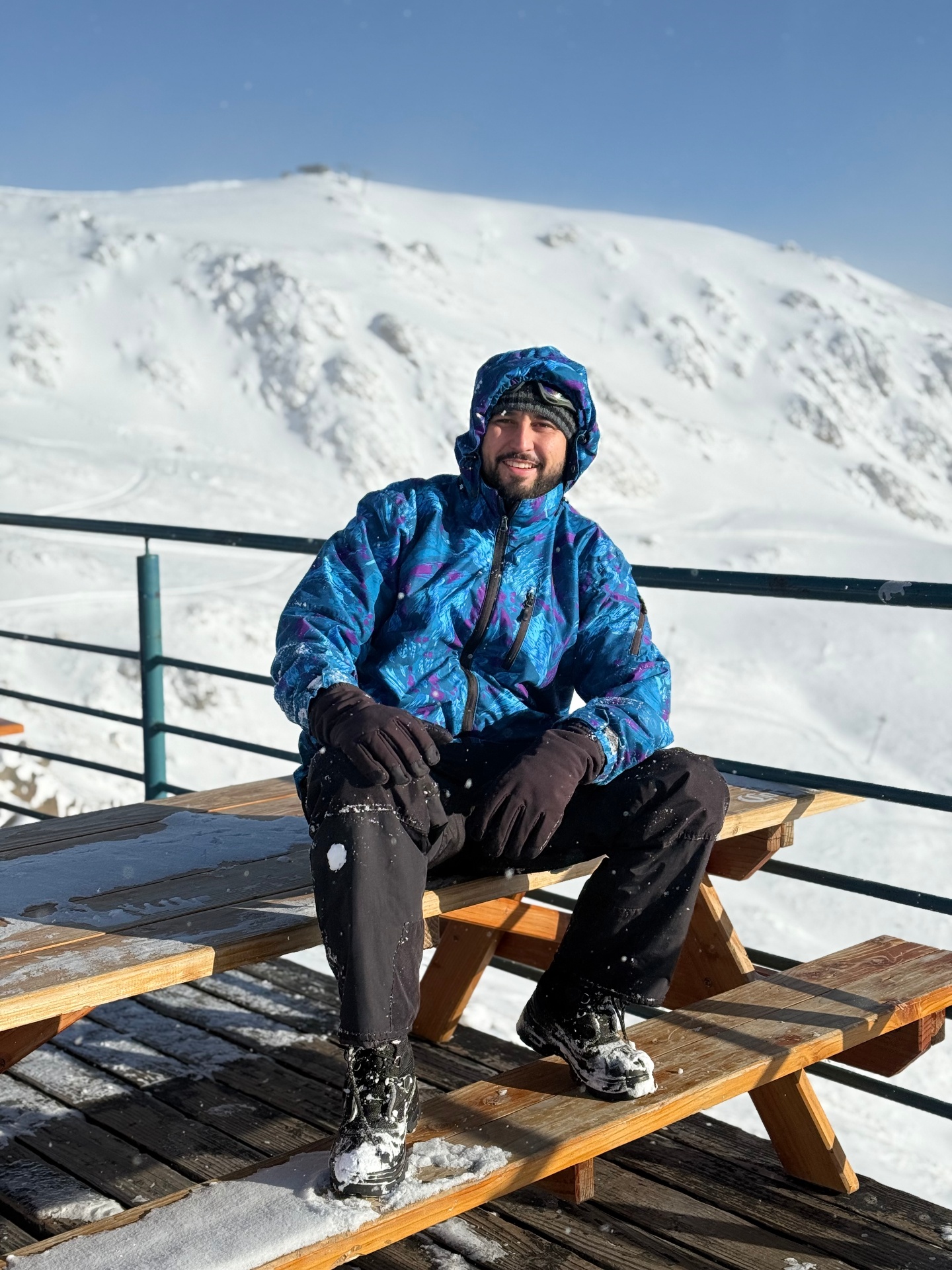 Passageiro no Cerro Catedral cercado pela neve