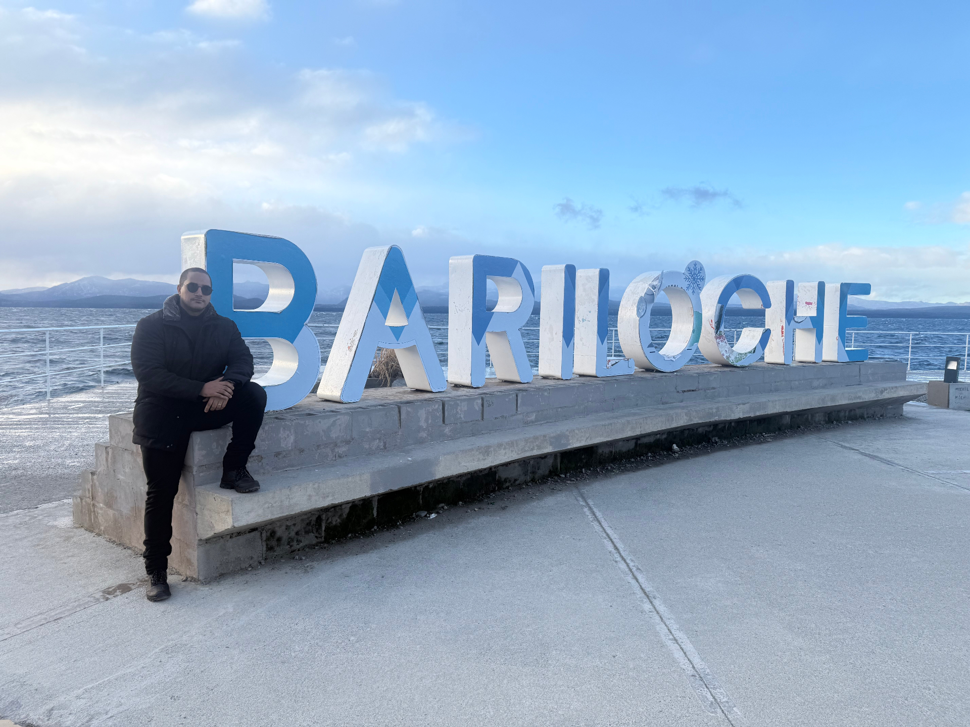 Passageiro ViagemSLZ em frente ao letreiro de Bariloche