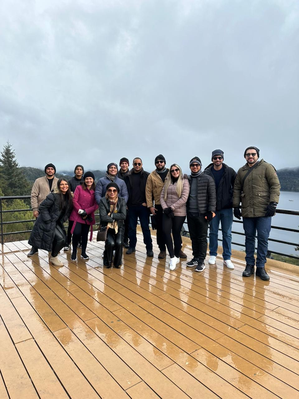 Grupo ViagemSLZ no mirante de Bariloche com a Cordilheira ao fundo